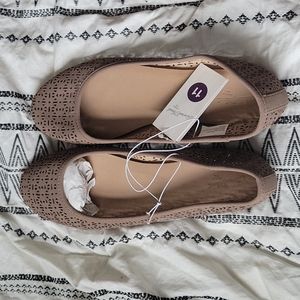 Universal Thread Flats size 11 NWT